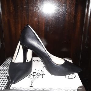 Vince Camuto Black leather pointed toe heels